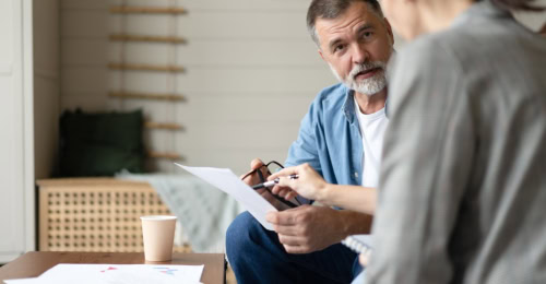 man discussing personal pension vs sipp