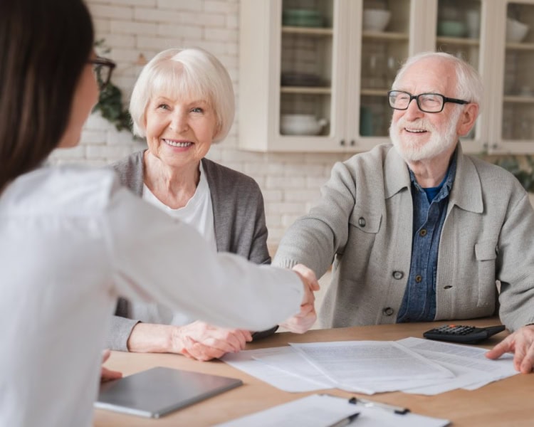 shutterstock_2115850184 (1) private pension advice two people discussing pensions